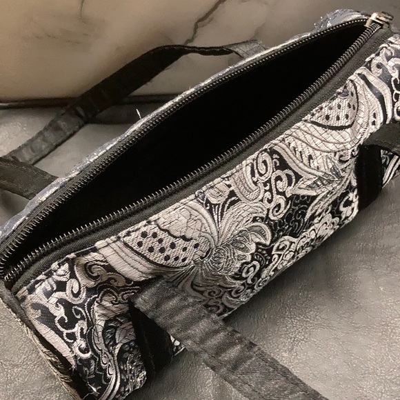 Silver and black clutch with zipper - Picture 4 of 4